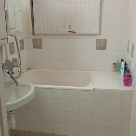 One Bedroom With Kitchen Close To Centrum דירה להטי